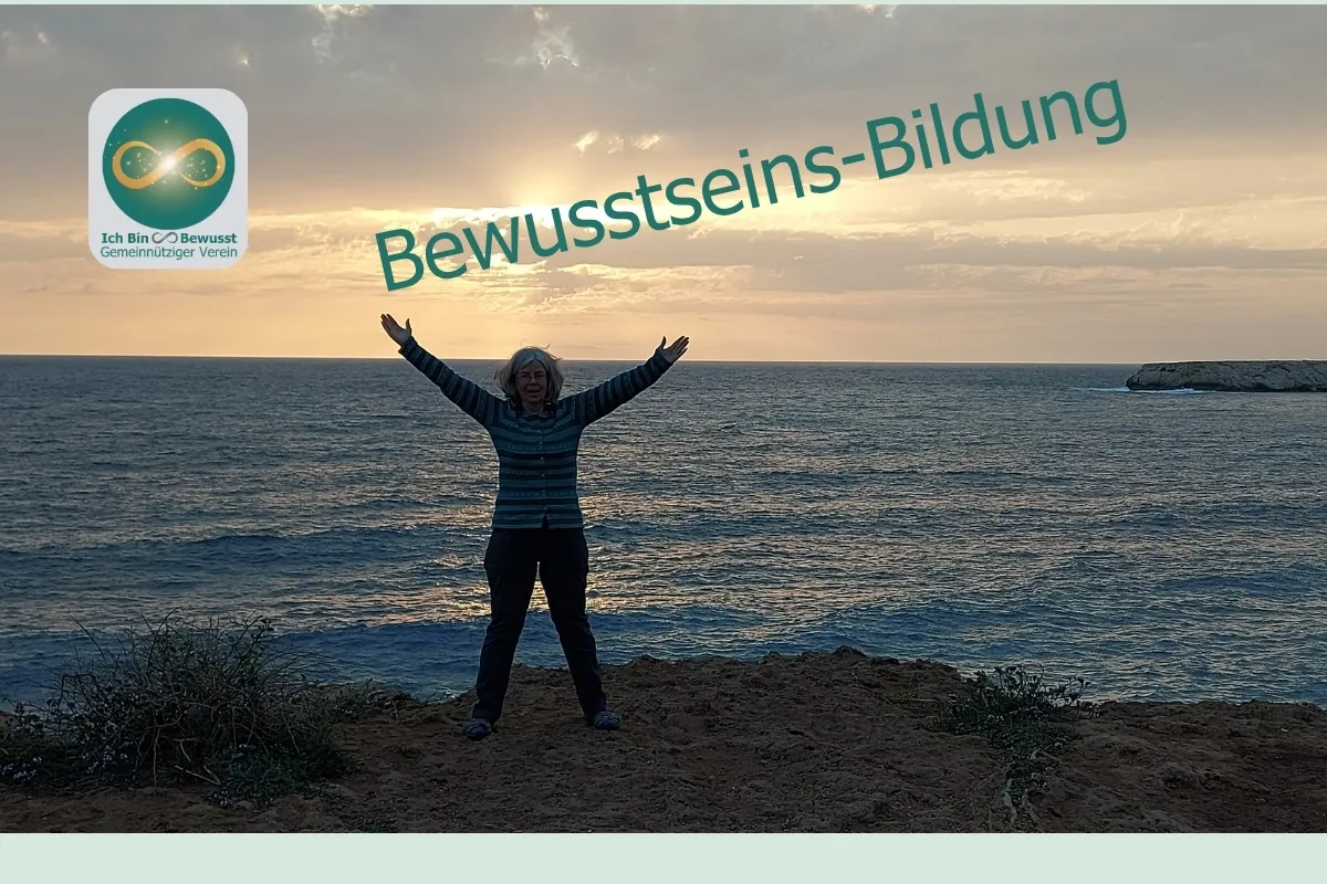Eine Frau steht bei Sonnenuntergang mit ausgebreiteten Armen an einer Steilküste am Meer. Bildaufschrift: Bewusstseins-Bildung.