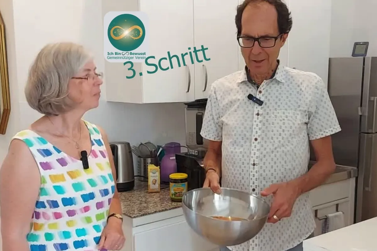 Zwei Menschen bereiten in einer Küche gemeinsam etwas zu. Bildaufschrift: 3. Schritt.