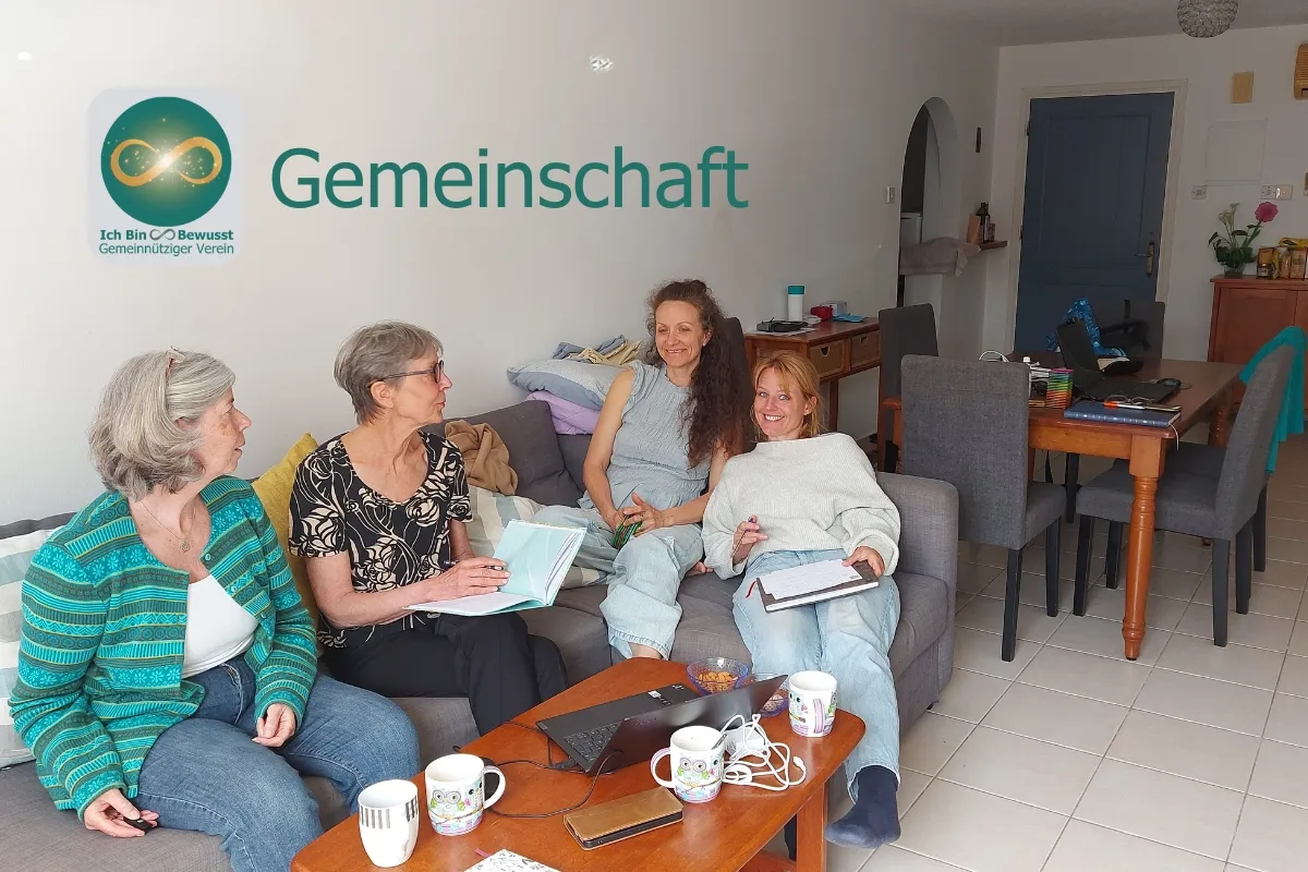 Vier Frauen sitzen mit Notizbüchern und Tassen auf einem Sofa und unterhalten sich. Bildaufschrift: Gemeinschaft.