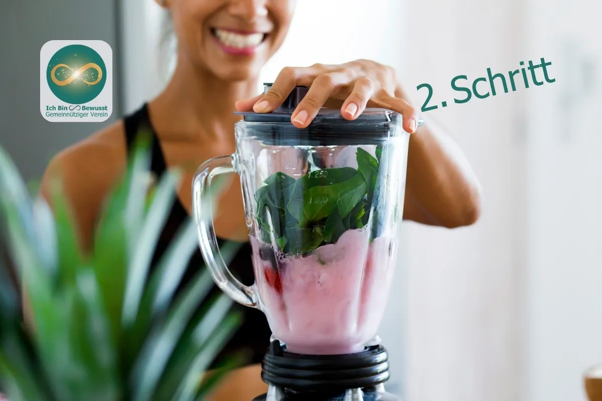 Eine lächelnde Frau bereitet einen grünen Smoothie im Standmixer zu. Bildaufschrift: 2. Schritt.