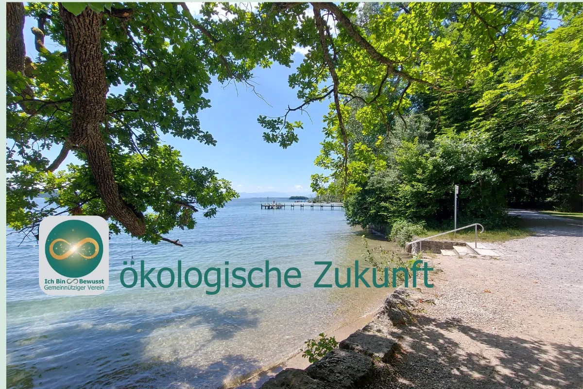 Blick durch Bäume auf einen ruhigen See mit Steg und Ufer im Sommer. Bildaufschrift: ökologische Zukunft.