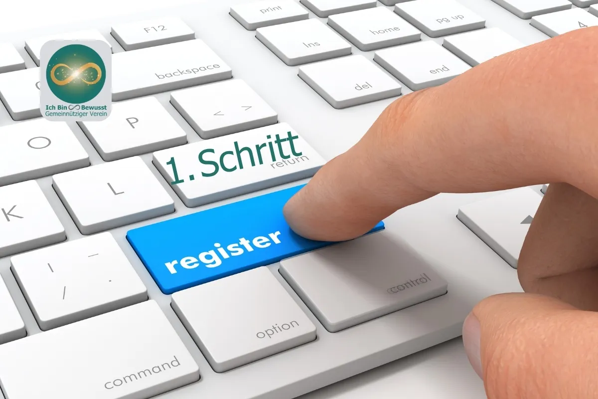 Ein Finger drückt eine blaue „register“-Taste auf einer Tastatur. Bildaufschrift: 1. Schritt.