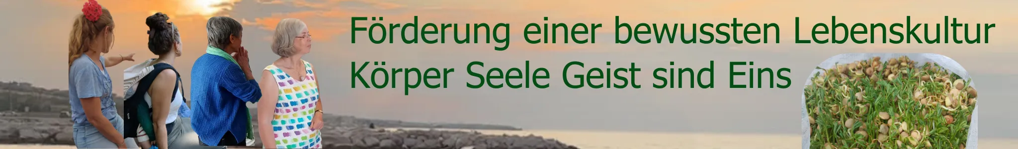 Die vier Frauen des Vereins Ich Bin Bewusst am Meer bei Sonnenuntergang, dazu frische Sprossen. Aufschrift: „Förderung einer bewussten Lebenskultur — Körper, Seele, Geist sind Eins“.