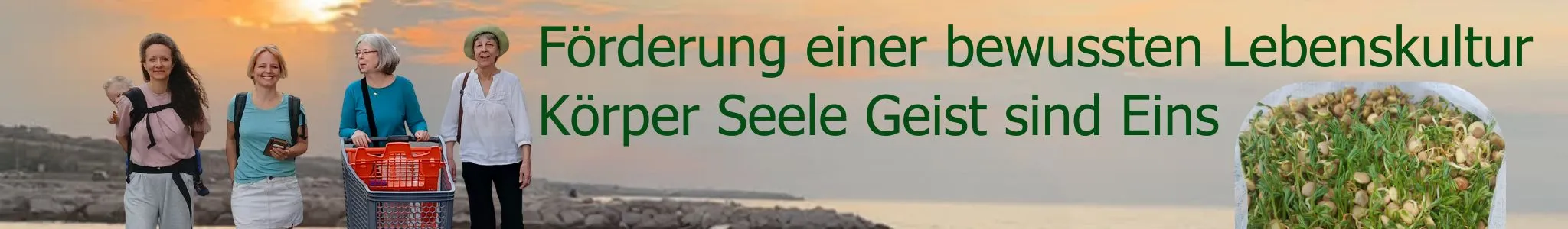 Die vier Frauen des Vereins Ich Bin Bewusst am Meer bei Sonnenuntergang, dazu frische Sprossen. Aufschrift: „Förderung einer bewussten Lebenskultur — Körper, Seele, Geist sind Eins“.