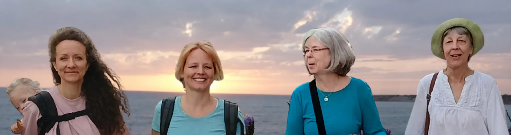 Die vier Frauen des Vereins Ich Bin Bewusst stehen lächelnd am Meer, im Hintergrund ein Sonnenuntergang.