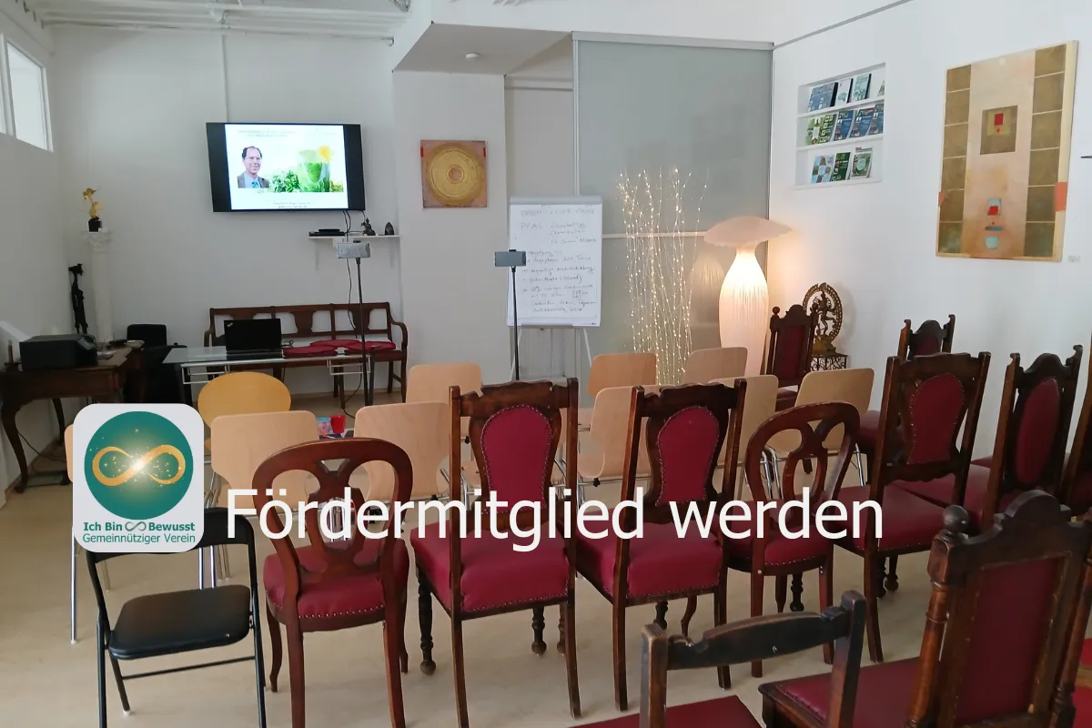 Ein Seminarraum mit Stuhlreihen, Leinwand und Flipchart. Bildaufschrift: Fördermitglied werden.