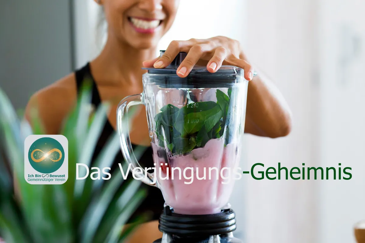 Eine lächelnde Frau mit einem Standmixer voller Blattgrün und rosa Smoothie. Bildaufschrift: Das Verjüngungs-Geheimnis.