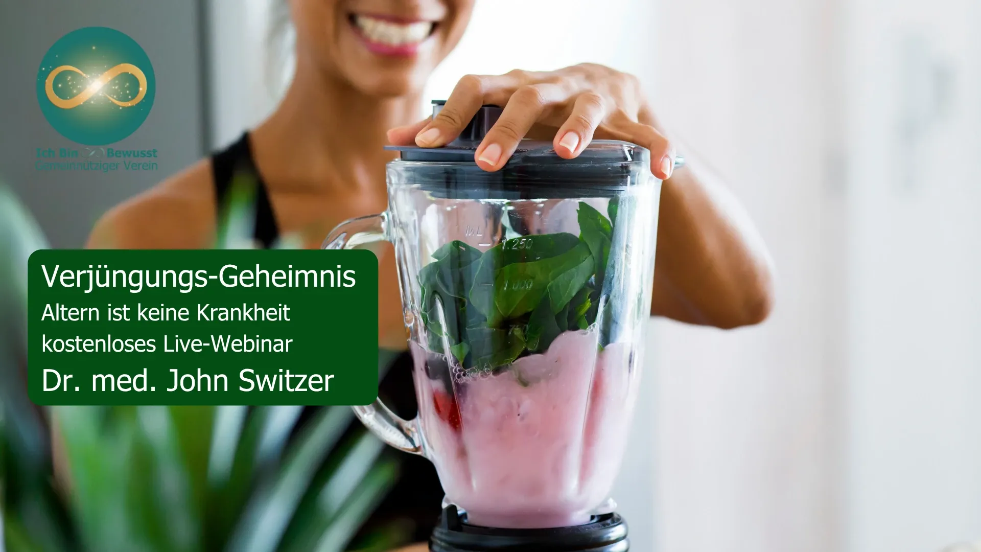 Mixer mit Spinat und Beeren. Text im Bild: Verjüngungs-Geheimnis. Altern ist keine Krankheit. Kostenloses Live-Webinar. Dr. med. John Switzer. Logo: Ich Bin Bewusst, gemeinnütziger Verein.